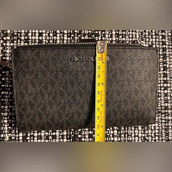 Michael Kors Logo Jet Set Double-Zip Wristlet - Picture 2 of 6